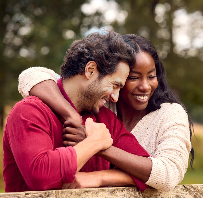 Couple amoureux hétérosexuel avec un homme caucasien et une femme afro-américaine